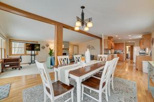 Un comedor y una cocina con mesa y sillas. en Cheboygan Getaway with Fire Pit and Lake Access!, en High Banks