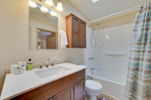 Un baño con lavabo, inodoro y ducha. en Cheboygan Getaway with Fire Pit and Lake Access!, en High Banks 25 fotos más