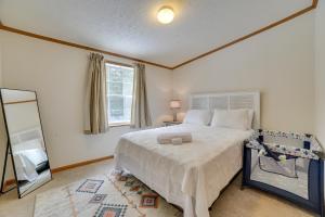 Un dormitorio con una cama grande y un espejo. en Cheboygan Getaway with Fire Pit and Lake Access!, en High Banks