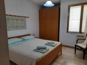 ジラソーレにあるCasa Vacanze Arba Girasoleのベッドルーム1室(ベッド1台、タオル2枚付)