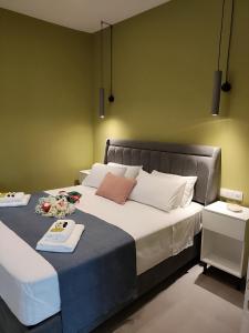 sypialnia z dużym łóżkiem z dwoma ręcznikami w obiekcie Kantouni House w mieście Potamós