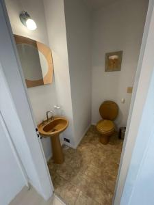 La salle de bains est pourvue de toilettes et d'un lavabo. dans l'établissement Tu lugar en Rada Tilly, à Rada Tilly