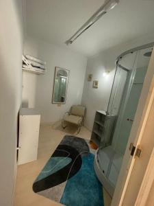 une chambre avec douche et une chambre avec tapis dans l'établissement Tu lugar en Rada Tilly, à Rada Tilly