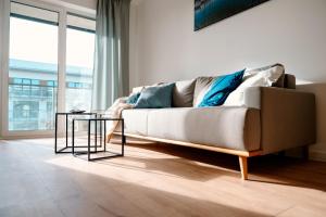 a living room with a couch and a table at Golden Port SPA - Easy-Rent Apartments in Dziwnów