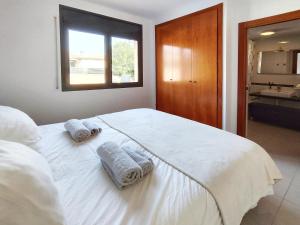 Ένα ή περισσότερα κρεβάτια σε δωμάτιο στο Casa con piscina en L'Estartit +16 φωτογραφίες