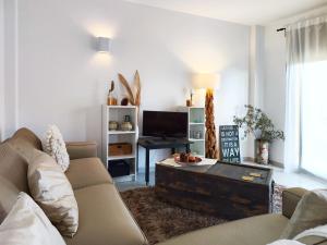 un soggiorno con divano e TV di Casa con piscina en L'Estartit a Girona