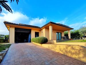 una casa con una entrada de ladrillo delante de ella en Casa con piscina en L'Estartit, en Girona