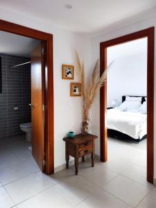 1 dormitorio con 1 cama y baño con aseo en Casa con piscina en L'Estartit en Girona