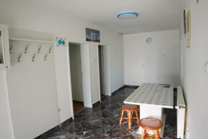 una habitación con una mesa y dos taburetes en Rooms Busujok en Kladovo