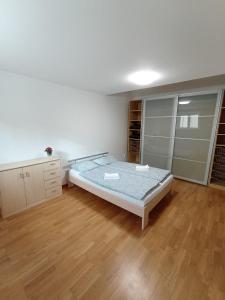 um quarto com uma cama e piso em madeira em Apartments Captain Morgan Prague em Praga