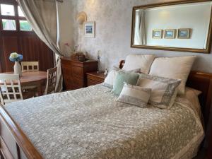 una camera da letto con un letto con specchio e un tavolo di Four Bedroom Chalet with Private Pool in the Heart of Rioja Alavesa a Laguardia