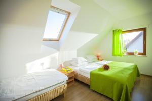 ニエホジェにあるMorena houseのベッドルーム1室(ベッド2台、緑のテーブル付)