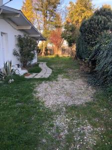a yard with a walkway next to a house at Appartement indépendant in Le Blanc-Mesnil +1 photo