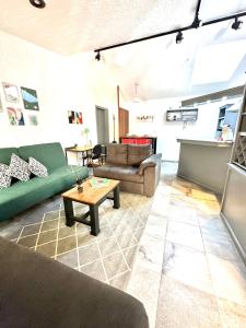 a living room with a green couch and a table at Departamento tipo LOFT cerca de hospital Angeles in Mexico City