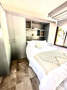 um quarto com uma cama grande e uma janela em Departamento tipo LOFT cerca de hospital Angeles em Cidade do México