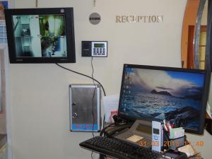 - un bureau avec un ordinateur portable et un moniteur dans l'établissement Hôtel le Petit Château proche parc des expositions porte de versailles, à Malakoff