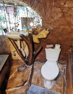 La salle de bains est pourvue de toilettes blanches et d'un lavabo. dans l'établissement La Choza - Casa Suaya La Esperanza, à Ibarra