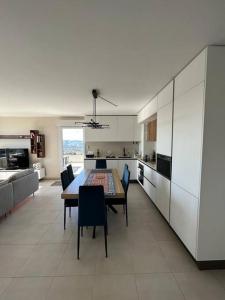 Kuchyňa alebo kuchynka v ubytovaní Superbe appartement 3 chambres à Grasse