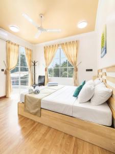 1 dormitorio con cama grande y ventana grande en Sevinex Inn, en Feridhoo