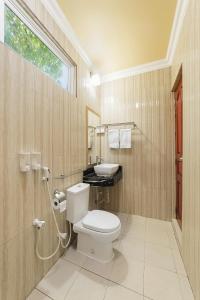 ein Bad mit einem WC und einem Waschbecken in der Unterkunft Sevinex Inn in Feridhoo