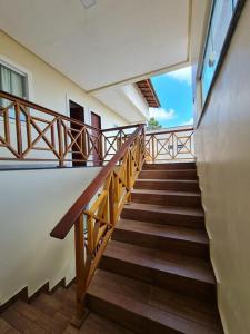 una escalera en un edificio con barandillas de madera en Casa de férias nos lençóis maranhenses en Barreirinhas