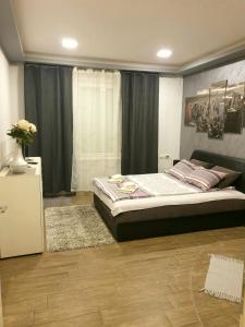 Ένα ή περισσότερα κρεβάτια σε δωμάτιο στο Ceca Apartman