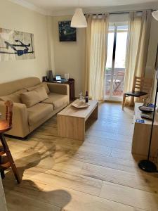 uma sala de estar com um sofá e uma mesa de centro em Albaida Estepona em Estepona