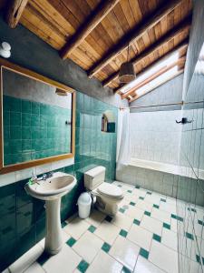 een badkamer met een toilet en een wastafel bij Kinsapacha Eco Lodge Farm in Urubamba