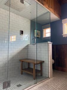 um chuveiro com uma mesa de madeira na casa de banho em Magical Post And Beam Loft Downtown Newport! em Newport