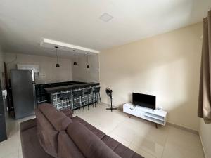 a living room with a couch and a television at Casa Duplex Iriri in Iriri