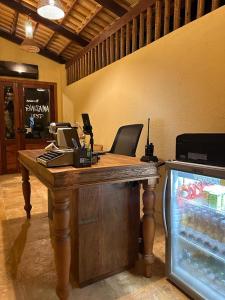 un bureau avec un bureau, un téléphone et un réfrigérateur dans l'établissement Pousada Amazing Jeri, à Jericoacoara