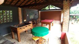 uma cozinha com um fogão, uma mesa e cadeiras em Nosso Recanto Gaúcho Paraíso no interior Guaratinguetá Aparecida em Guaratinguetá