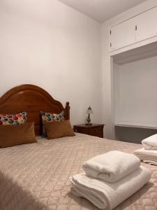 um quarto com uma cama com duas toalhas em Casa de Sergude em Peso da Régua