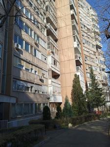 un grand bâtiment avec une rue en face dans l'établissement Like home2, à Belgrade