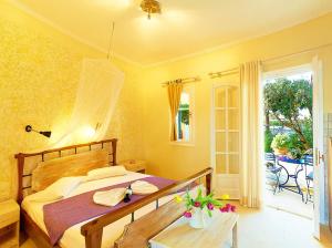 Postel nebo postele na pokoji v ubytování Alkyon Apartments & Villas Hotel