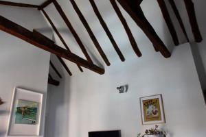 uma escada numa casa com vigas de madeira em El Adarve de la Inolda em Toledo