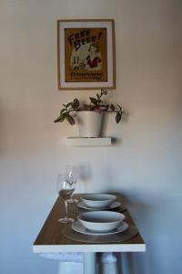a table with two plates and a glass of wine at El Adarve de la Inolda in Toledo