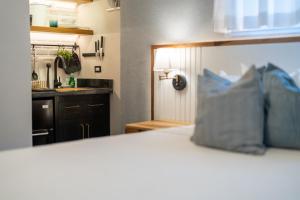 Eldhús eða eldhúskrókur á Travellers Beach Resort