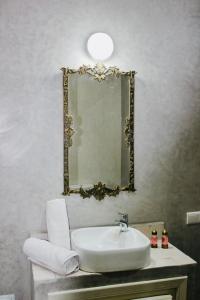 uma casa de banho com um lavatório e um espelho na parede em DAR Riad Jomana em Marrakech