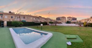 basen w ogrodzie z domkami w obiekcie Holiday house Torrevieja w mieście Torrevieja +22 zdjęcia