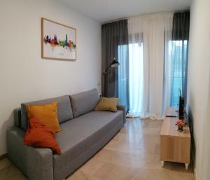 a living room with a couch and a table at Piso pl 2A, 20 min Plaza Cataluña in Sant Adria de Besos