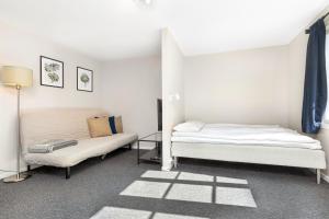 1 dormitorio con 2 camas y lámpara. en Central Studio Apartment in Stavanger, en Stavanger