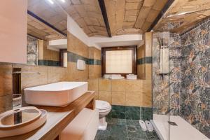 uma casa de banho com um lavatório e um WC em Oliviero - Piazza Navona Apartment em Roma
