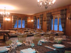 Hotel Alpe Fleurie tesisinde bir restoran veya yemek mekanı