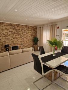 拉古什的住宿－Quinta do Baía，客厅配有沙发和桌子