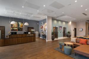 eine Lobby eines Krankenhauses mit Warteraum in der Unterkunft Staybridge Suites London-Vauxhall, an IHG Hotel in London