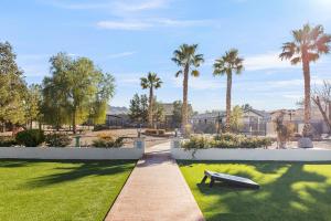 Spacious Desert Getaway! 1-Story, 5BR, 3 Master Suites, Casita, Pool, EV, Game Room