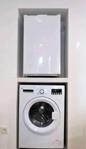 y lavadora con microondas encima. en Apartment near Colloseum, en Pula