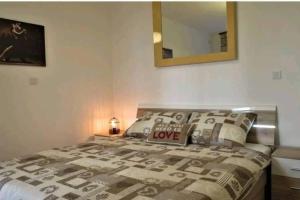1 dormitorio con 1 cama con espejo en Apartment near Colloseum, en Pula