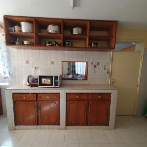 uma cozinha com armários de madeira e uma bancada em Château Lake-ish em Nakuru